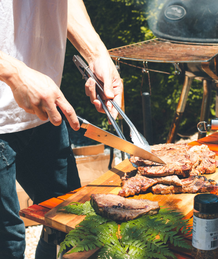 大きなテーブルがあるBBQスペース